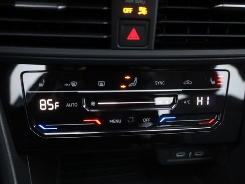 Used 2025 Volkswagen Jetta SE w/ Sunroof Package image 30