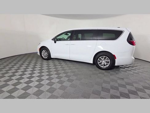 New 2026 Chrysler Pacifica Select FWD image 32
