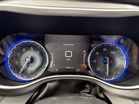 Used 2023 Chrysler Pacifica Touring-L FWD image 22