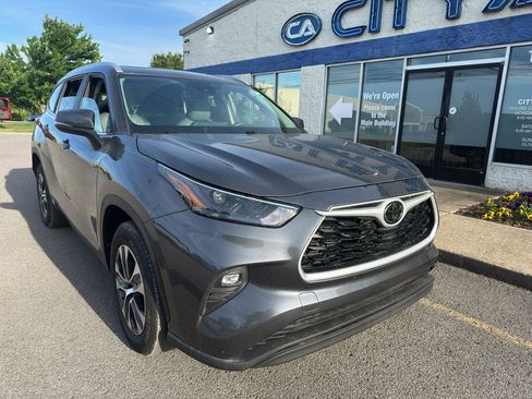 Used 2023 Toyota Highlander XLE FWD image 2