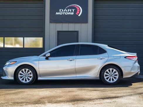 Used 2018 Toyota Camry LE image 4
