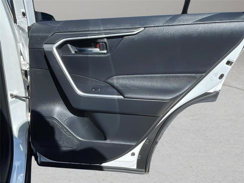 Used 2022 Toyota RAV4 XLE image 15