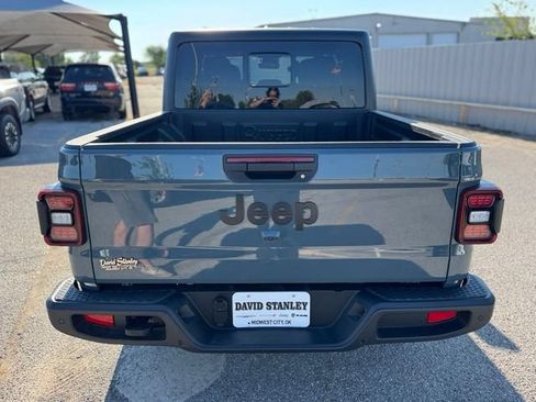 Used 2024 Jeep Gladiator Sport AWD/4WD image 5
