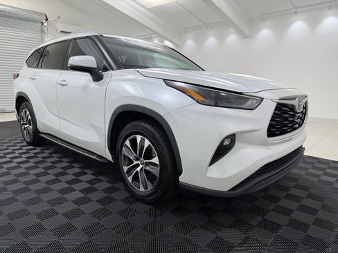 Used 2022 Toyota Highlander XLE FWD image 1