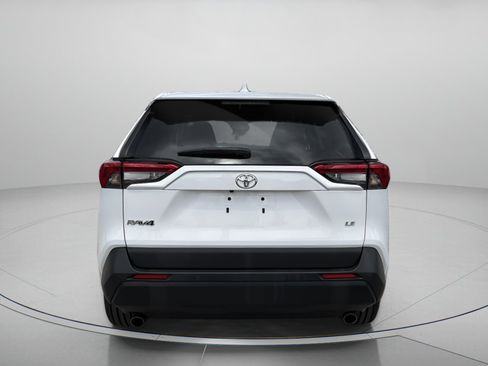 Used 2022 Toyota RAV4 LE FWD image 4