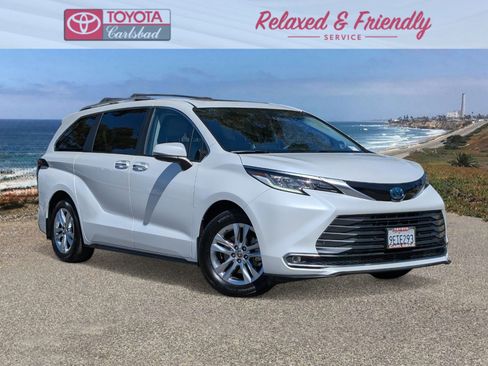 Used 2023 Toyota Sienna Limited image 1
