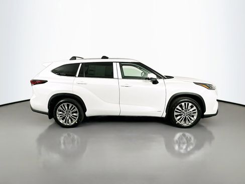 New 2026 Toyota Highlander Platinum image 8
