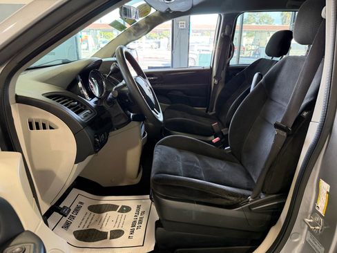 Used 2017 Dodge Grand Caravan SE image 9