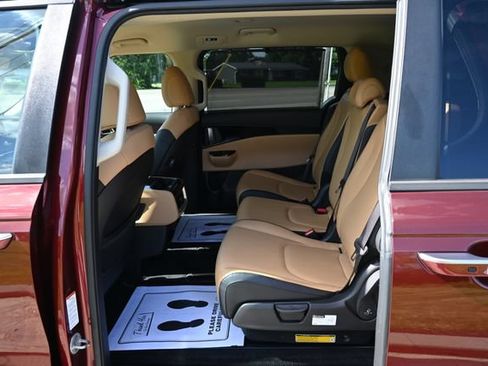 Used 2022 Kia Carnival EX FWD image 25