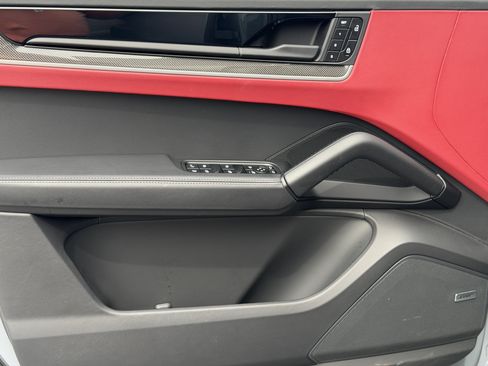 Certified 2025 Porsche Cayenne Coupe AWD/4WD image 22