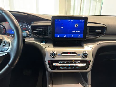 Used 2022 Ford Explorer XLT image 18