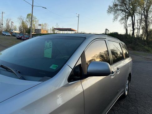 Used 2012 Toyota Sienna LE image 9