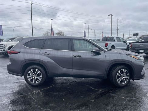 Used 2024 Toyota Highlander XLE image 2