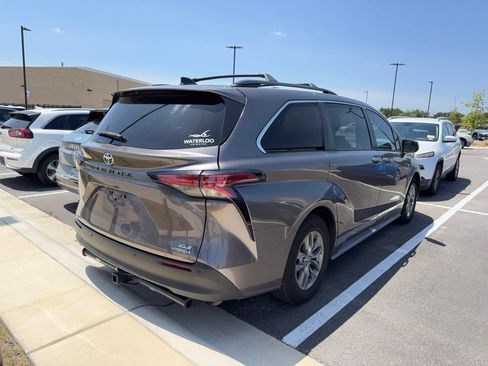 Used 2021 Toyota Sienna XLE FWD image 4
