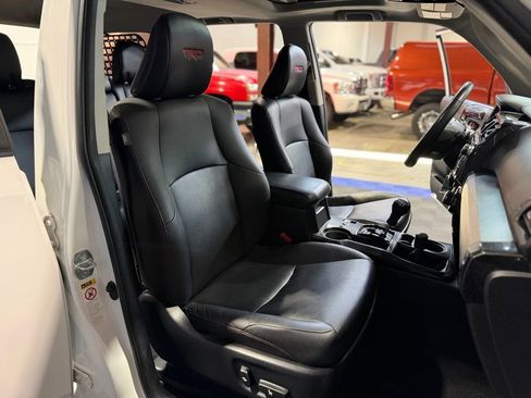 Used 2018 Toyota 4Runner TRD Off-Road Premium AWD/4WD image 32
