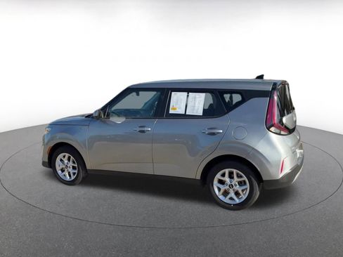 Used 2025 Kia Soul LX w/ LX Technology Package FWD image 8