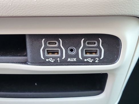 Certified 2023 Chrysler Pacifica Touring-L image 9