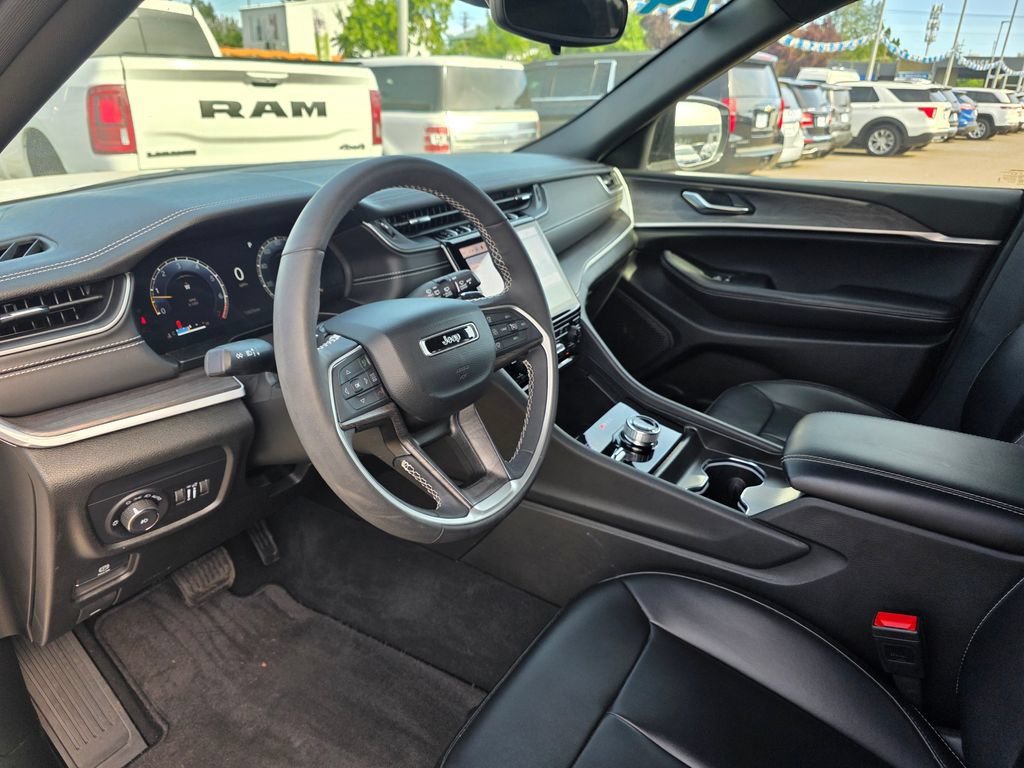 Used 2024 Jeep Grand Cherokee Limited AWD/4WD image 9