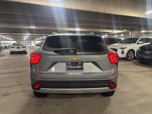 Used 2025 Chevrolet Trax LT FWD image 7