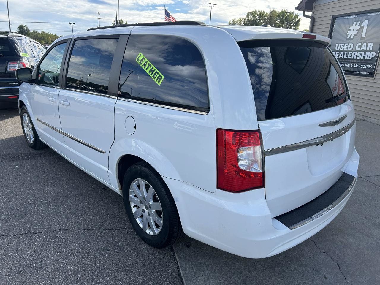 Used 2015 Chrysler Town & Country Touring FWD image 7