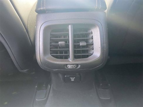 Used 2018 Jeep Cherokee Latitude Plus w/ Comfort/Convenience Group image 16