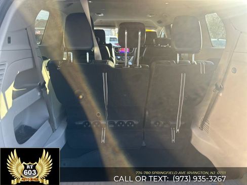 Used 2024 Chrysler Pacifica Touring-L image 9