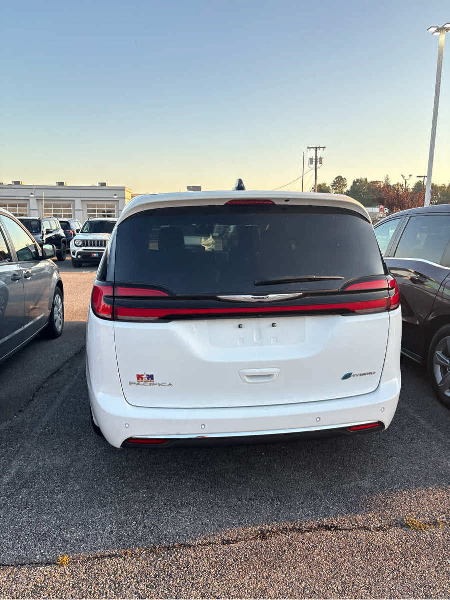 Used 2023 Chrysler Pacifica Limited FWD image 28