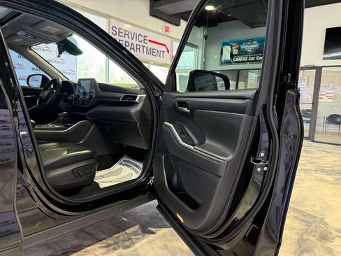 Used 2022 Toyota Highlander XLE AWD/4WD image 47