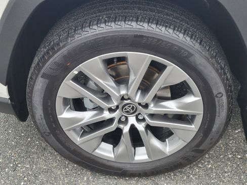 Certified 2022 Toyota RAV4 XLE Premium image 9