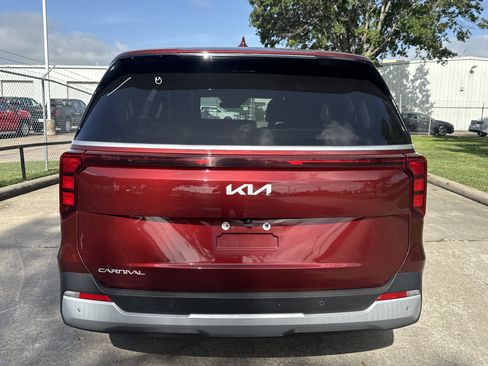 Used 2025 Kia Carnival FWD image 10