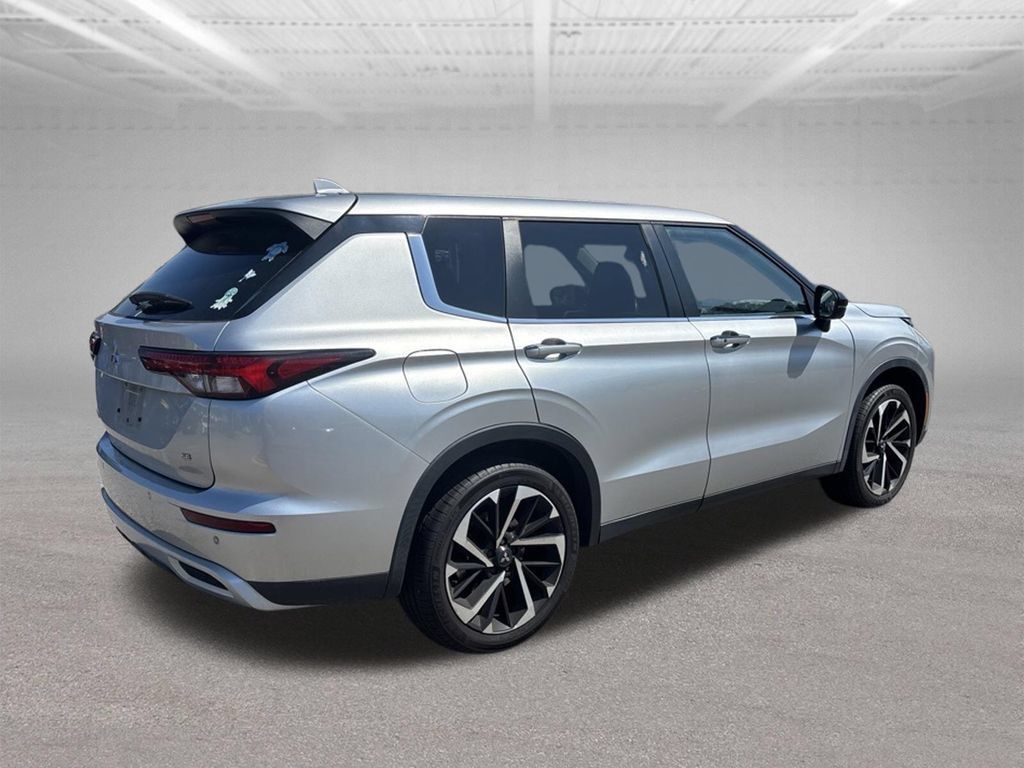Used 2022 Mitsubishi Outlander SE FWD image 3