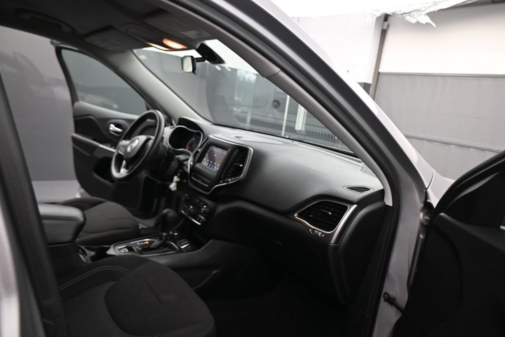 Used 2019 Jeep Cherokee Latitude w/ Popular Appearance Group AWD/4WD image 42