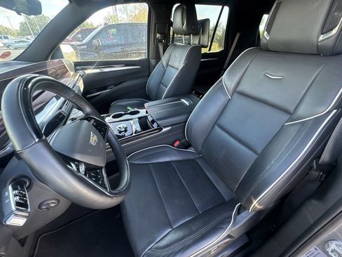 Used 2025 Cadillac Escalade Premium Luxury AWD/4WD image 3