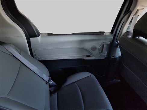 Used 2022 Toyota Sienna XLE image 32