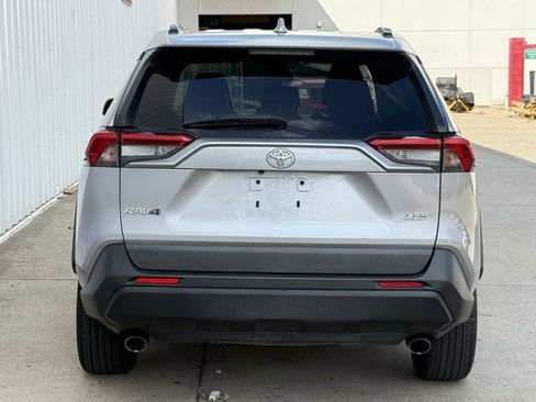 Used 2020 Toyota RAV4 XLE Premium image 5