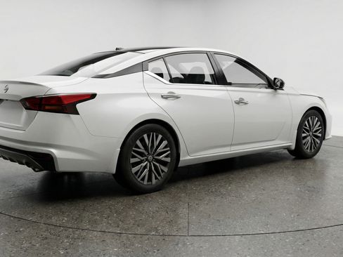 Used 2025 Nissan Altima 2.5 SV FWD image 9