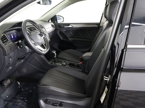 Certified 2024 Volkswagen Tiguan SE w/ Panoramic Sunroof Package AWD/4WD image 32