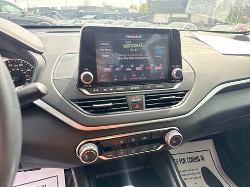 Used 2022 Nissan Altima 2.5 SV image 17