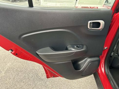 Used 2022 Hyundai Venue SE image 18