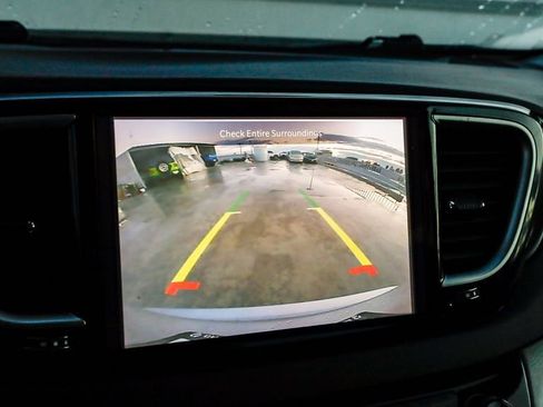 Certified 2024 Chrysler Pacifica Touring-L image 29