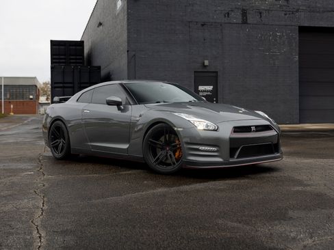Used 2014 Nissan GT-R Black Edition image 3