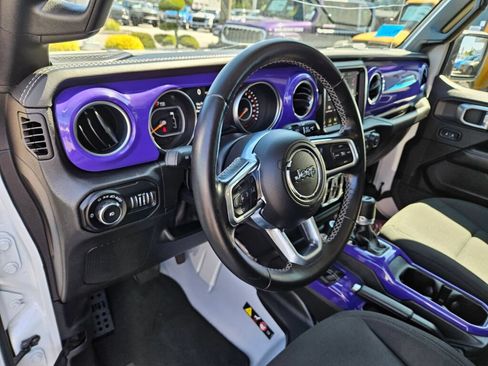 Used 2021 Jeep Wrangler Unlimited Sahara w/ Uconnect 4C Nav & Sound Group AWD/4WD image 17