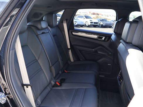 Certified 2023 Porsche Cayenne Platinum Edition AWD/4WD image 25