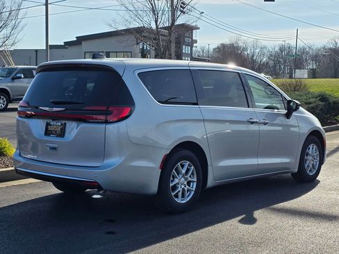 New 2026 Chrysler Pacifica Select image 5