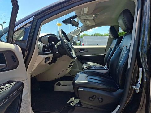 Used 2023 Chrysler Pacifica Touring-L FWD image 14