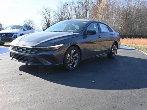 Used 2025 Hyundai Elantra Sport image 2