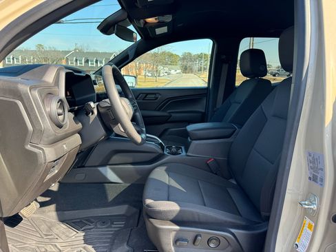 Used 2024 Chevrolet Colorado Trail Boss w/ Technology Package image 16