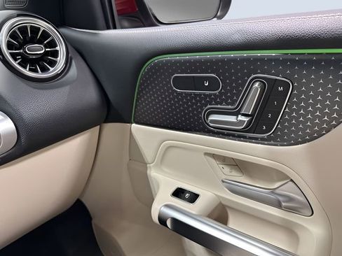 Used 2025 Mercedes-Benz GLB 250 4MATIC image 33