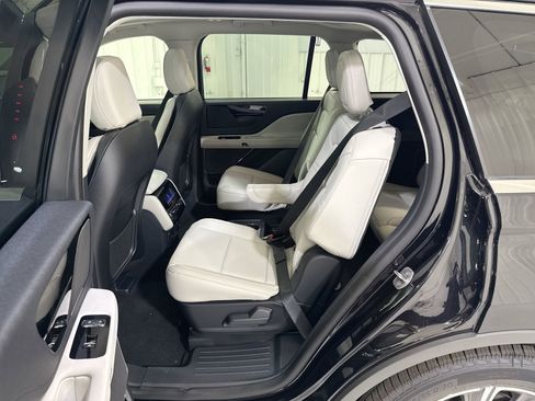 New 2026 Lincoln Aviator 2WD image 25