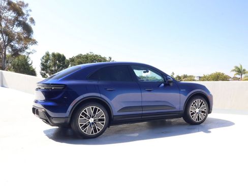 Certified 2025 Porsche Macan Electric RWD image 8
